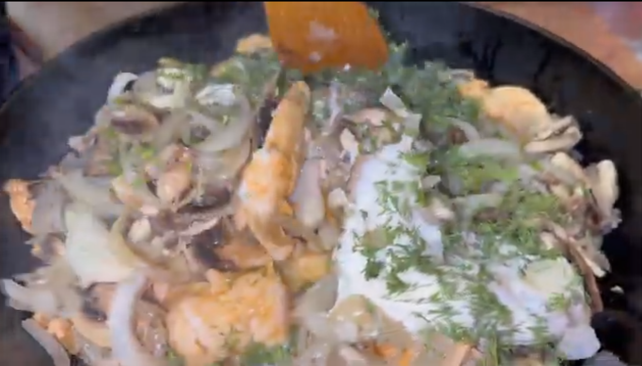 Курка в вершковому соусі з грибами